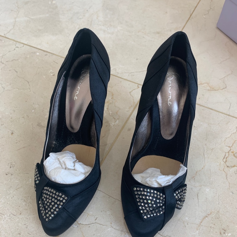 Borne crystal bow court black heel
